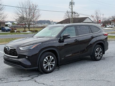 Used 2021 Toyota Highlander XLE image 3
