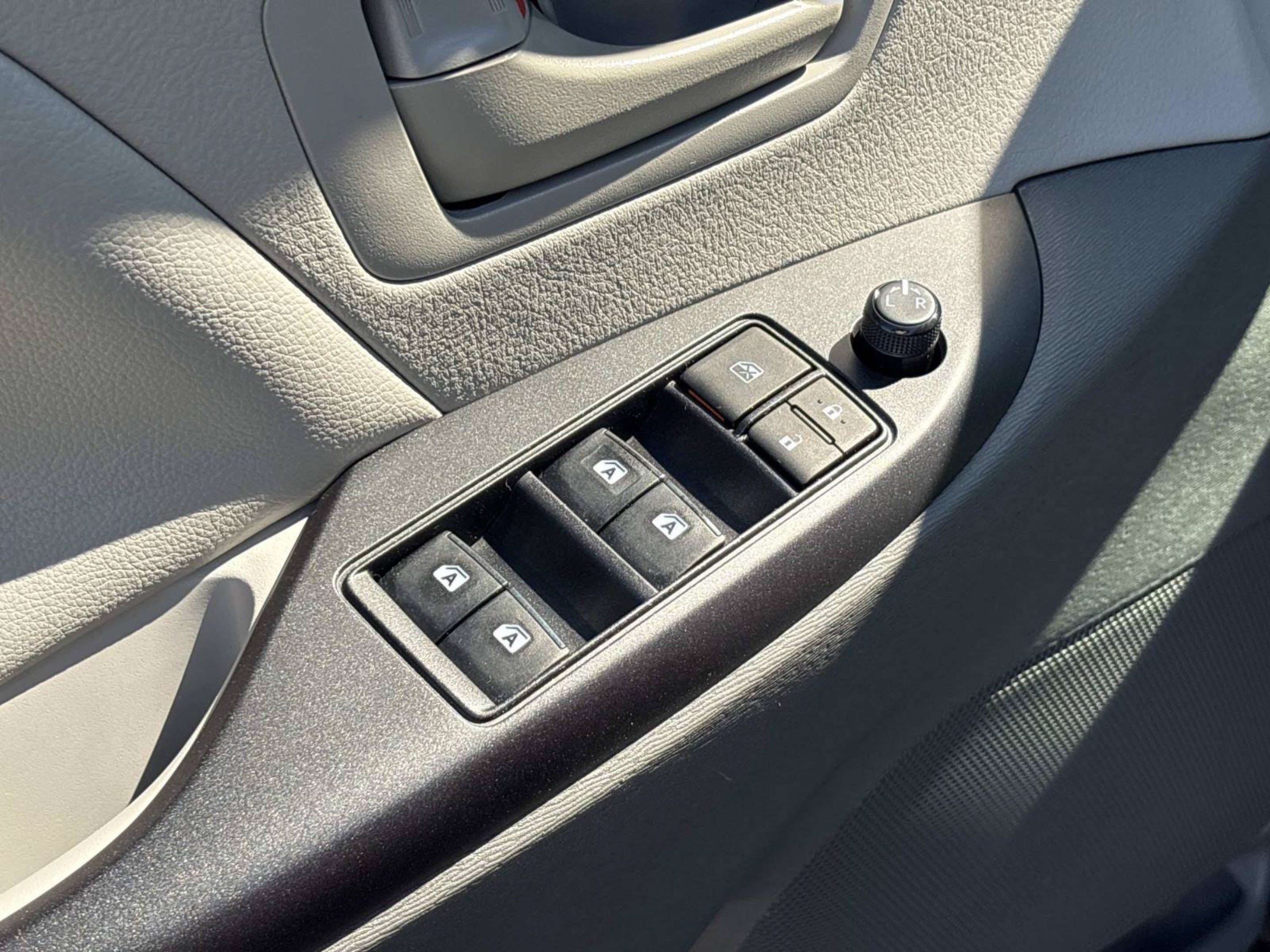Used 2020 Toyota Sienna L FWD image 19