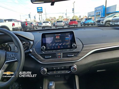 Used 2025 Nissan Altima 2.5 SV FWD image 11