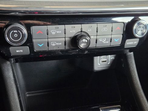 Certified 2024 Jeep Compass Limited image 28