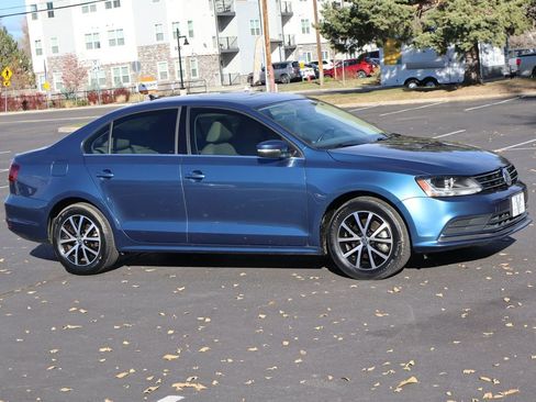 Used 2017 Volkswagen Jetta SE image 2
