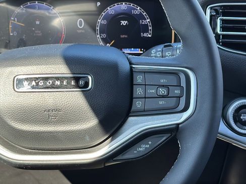 Used 2025 Jeep Wagoneer 4WD w/ Premium Group I image 15