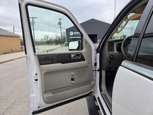Used 2015 Lincoln Navigator L 2WD image 4