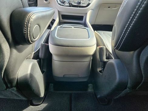 Used 2023 Chrysler Pacifica Limited image 16