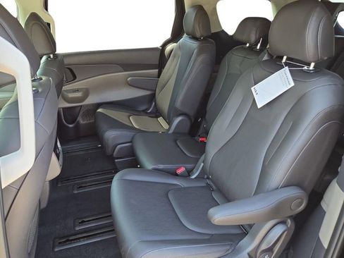 New 2026 Kia Carnival EX image 19