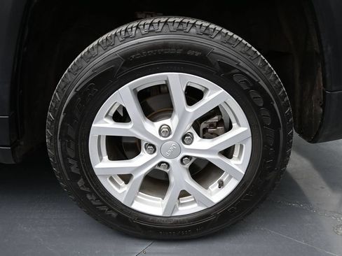 Used 2023 Jeep Grand Cherokee Limited AWD/4WD image 3