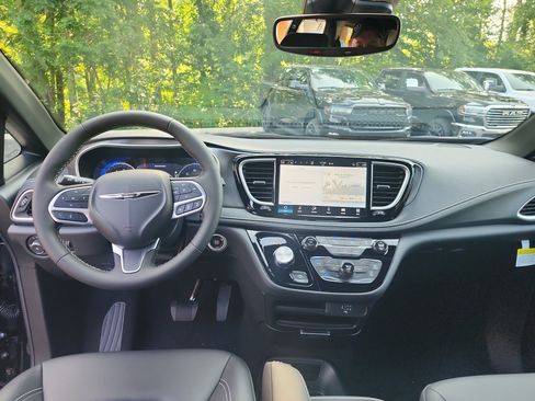 New 2026 Chrysler Pacifica Select image 15