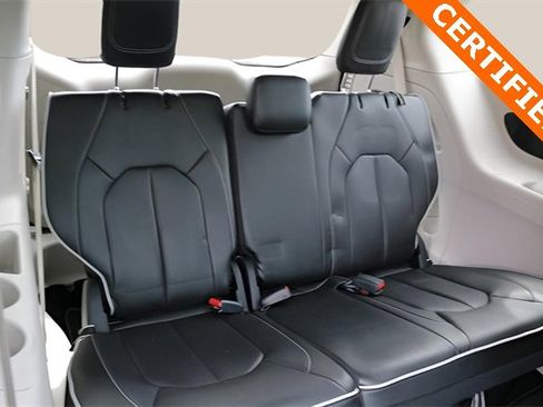 Used 2023 Chrysler Pacifica Limited image 19