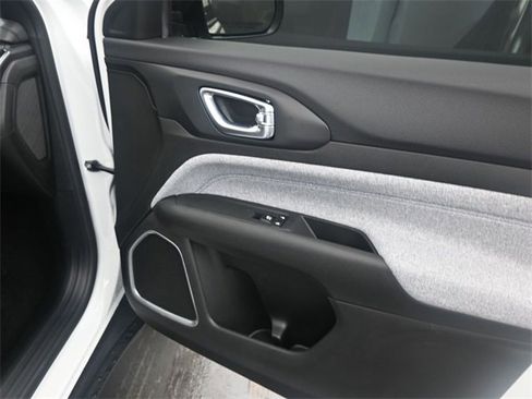 Used 2025 Jeep Compass Sport w/ Mopar Graphics Package image 11