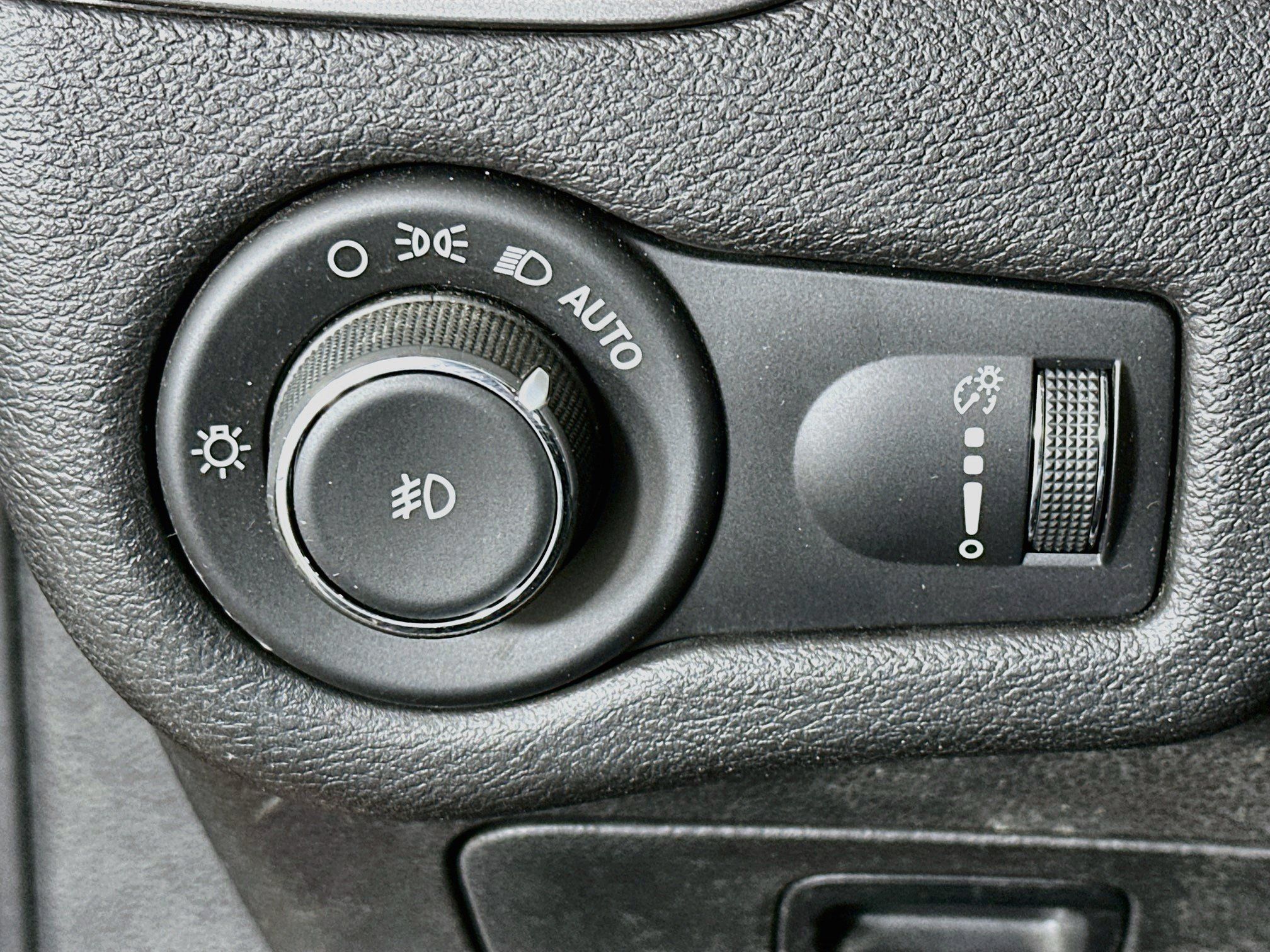 Used 2019 Jeep Cherokee Latitude w/ Popular Appearance Group FWD image 17