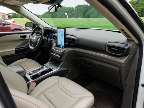 Used 2020 Ford Explorer Platinum w/ Premium Technology Package AWD/4WD image 17