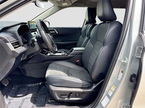 Used 2025 Mitsubishi Outlander SE image 22