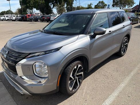Used 2024 Mitsubishi Outlander AWD image 3