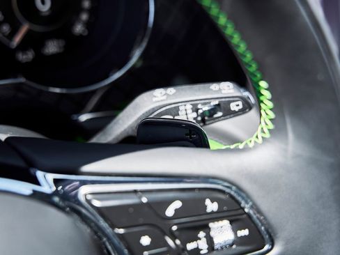 Used 2025 Bentley Bentayga AWD/4WD image 68