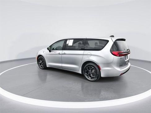 Used 2023 Chrysler Pacifica Limited w/ S Appearance Package image 6