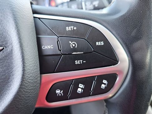 Used 2023 Chrysler Pacifica Limited AWD/4WD image 12
