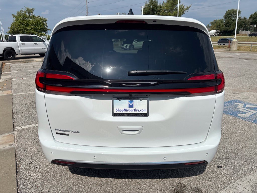 New 2027 Chrysler Pacifica Select FWD image 11