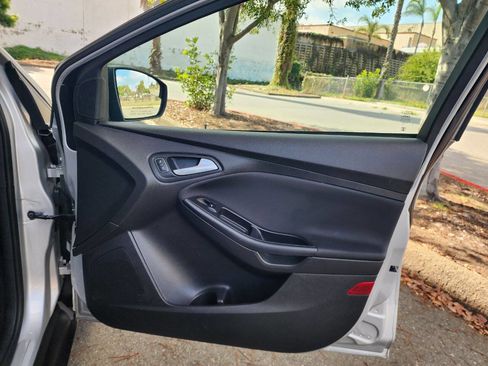 Used 2015 Ford Focus SE image 38