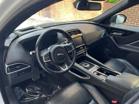 Used 2018 Jaguar F-PACE R-Sport image 19