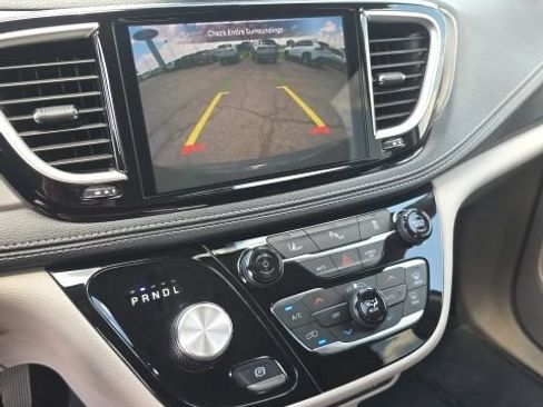 Used 2023 Chrysler Pacifica Touring-L FWD image 19