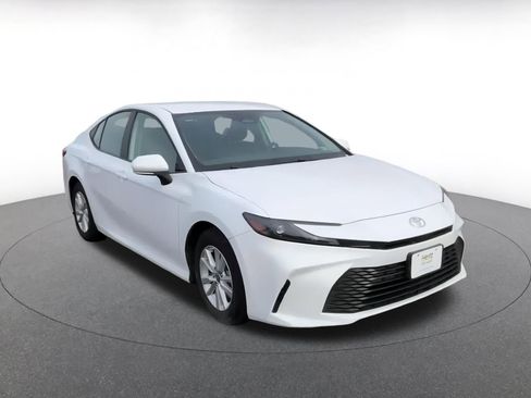 Used 2025 Toyota Camry LE image 3