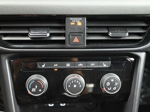 Used 2023 Volkswagen Taos SE w/ Panoramic Sunroof Package AWD/4WD image 19