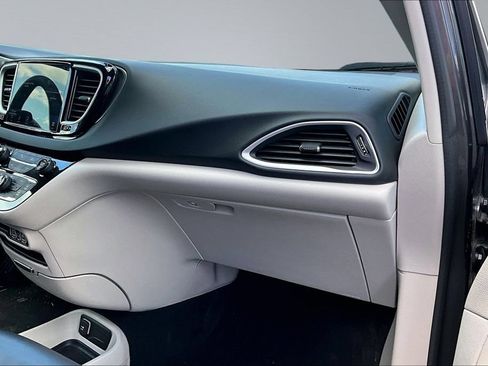 Used 2023 Chrysler Pacifica Touring-L FWD image 17