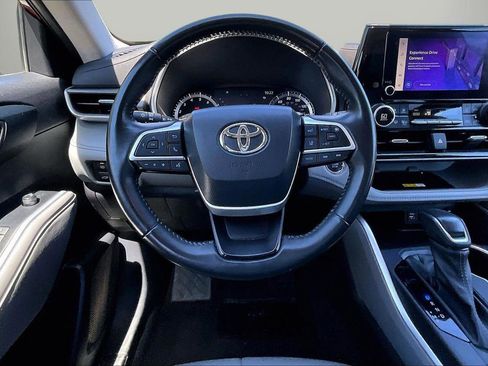 Used 2023 Toyota Highlander XLE FWD image 11