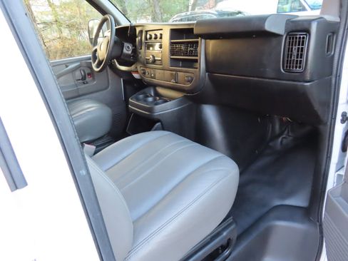 Used 2015 Chevrolet Express 2500 image 9