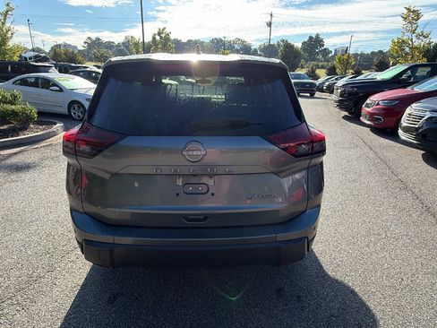 Used 2024 Nissan Rogue SV AWD/4WD image 9