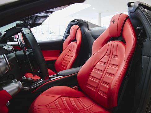 Used 2021 Ferrari 812 GTS image 9