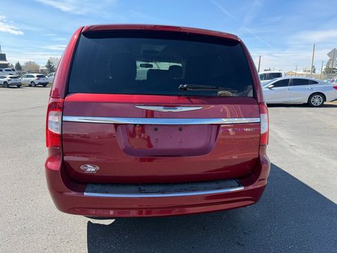 Used 2015 Chrysler Town & Country Touring FWD image 8