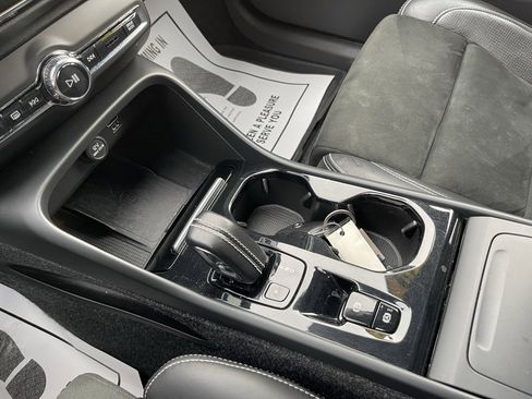 Used 2019 Volvo XC40 T5 R-Design image 39