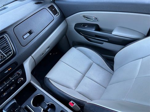 Used 2019 Kia Sedona EX image 26