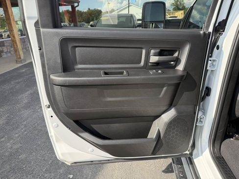 Used 2024 RAM 3500 Tradesman w/ Chrome Appearance Group AWD/4WD image 16