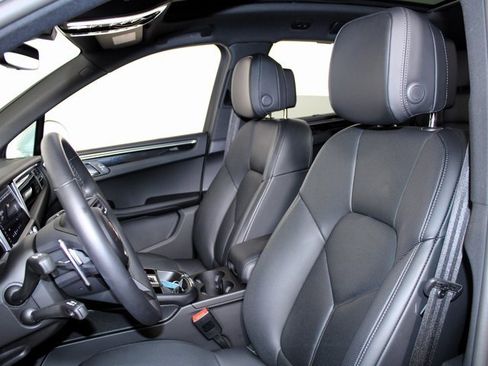 Used 2025 Porsche Macan image 20