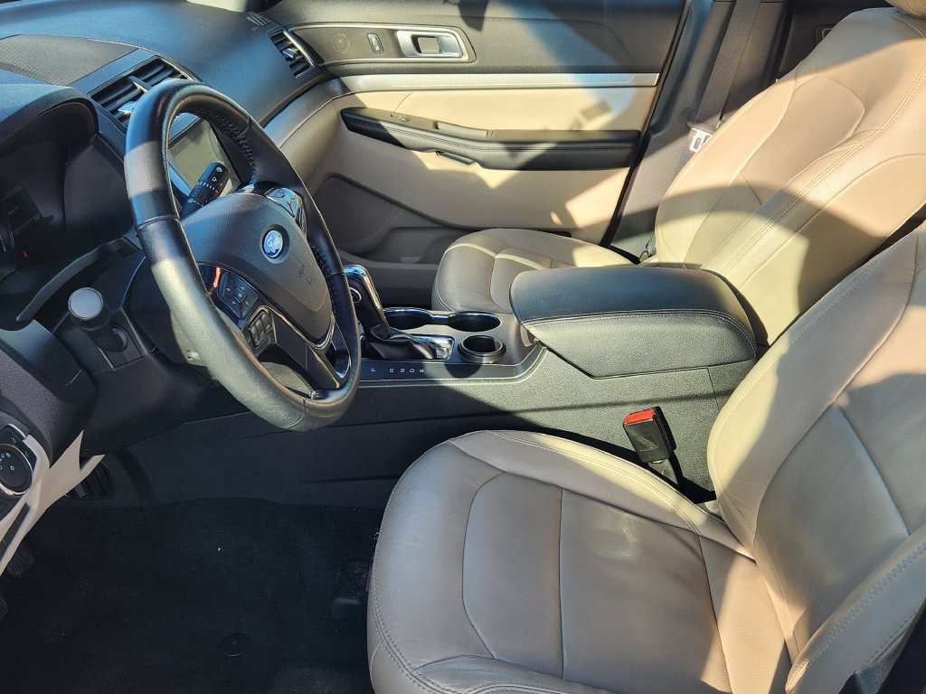 Used 2018 Ford Explorer XLT w/ Equipment Group 202A FWD image 9