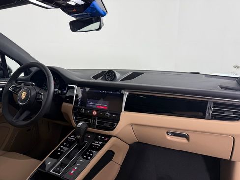 Certified 2025 Porsche Macan image 18