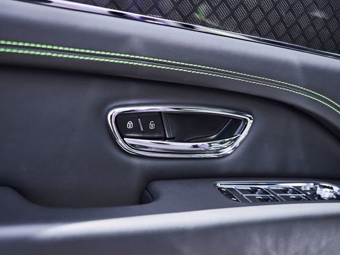 Used 2025 Bentley Bentayga AWD/4WD image 35
