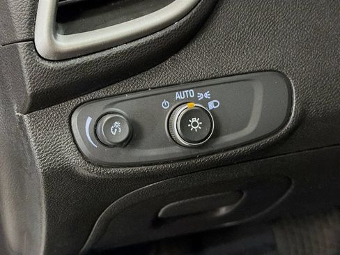 Used 2020 Chevrolet Trax LT w/ Sun & Sound Package FWD image 22