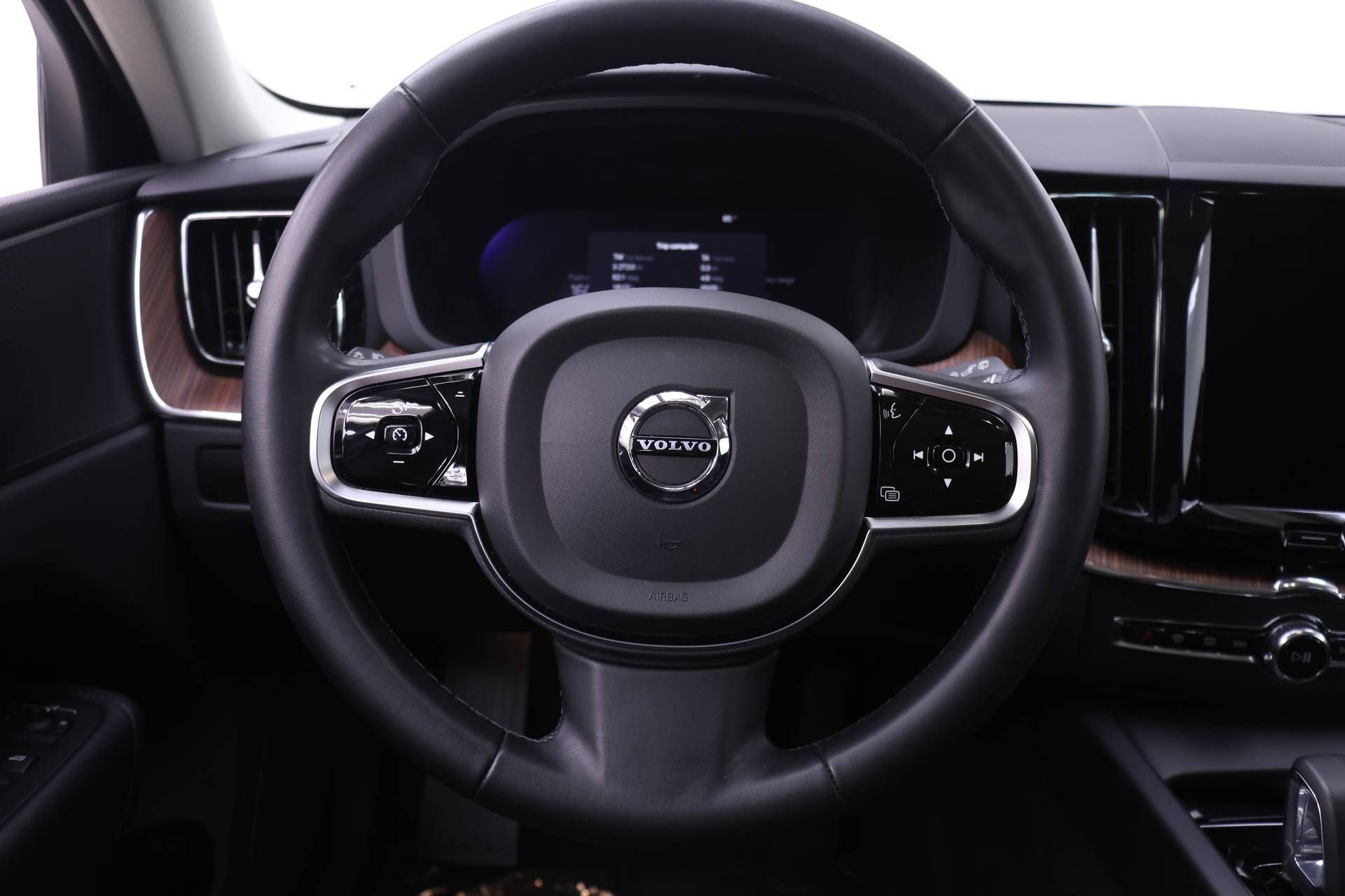 Certified 2024 Volvo XC60 T8 Plus w/ Climate Package AWD/4WD image 17