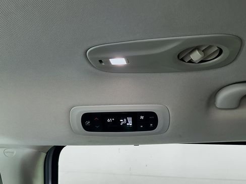 Used 2024 Chrysler Pacifica Touring-L image 28