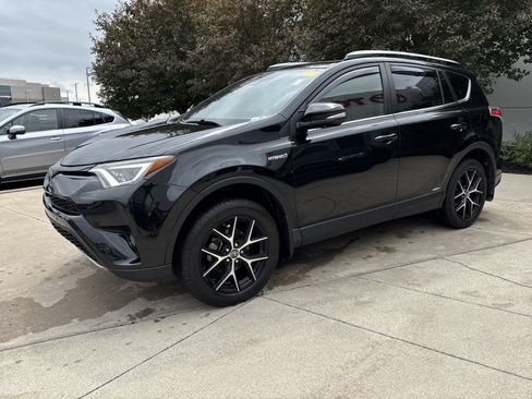Used 2017 Toyota RAV4 SE AWD/4WD image 3