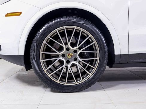 Certified 2023 Porsche Cayenne Platinum Edition AWD/4WD image 24