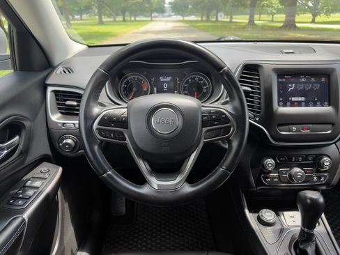 Used 2019 Jeep Cherokee Latitude Plus AWD/4WD image 11