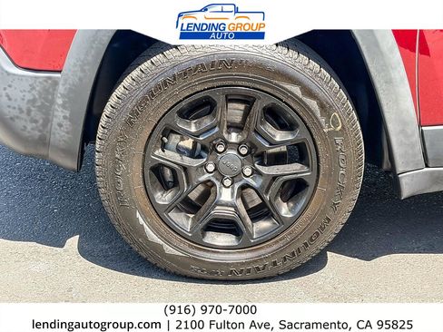 Used 2019 Jeep Cherokee Trailhawk AWD/4WD image 9