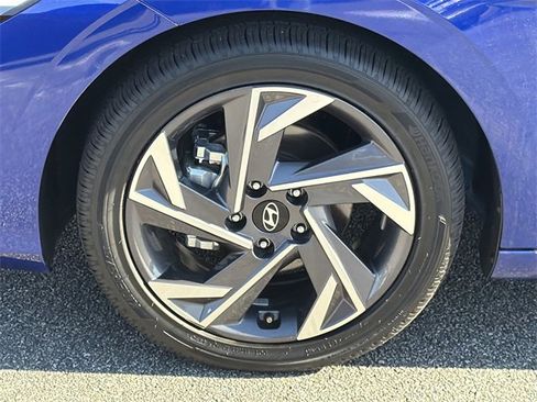 Certified 2025 Hyundai Elantra SEL image 11