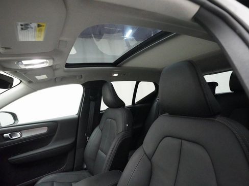 Used 2025 Volvo XC40 B5 Core image 32