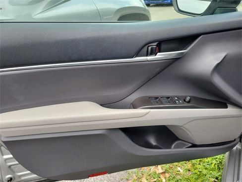 Used 2024 Toyota Camry SE image 12