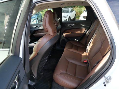 Used 2020 Volvo XC60 T5 Momentum w/ Protection Package Premier AWD/4WD image 11